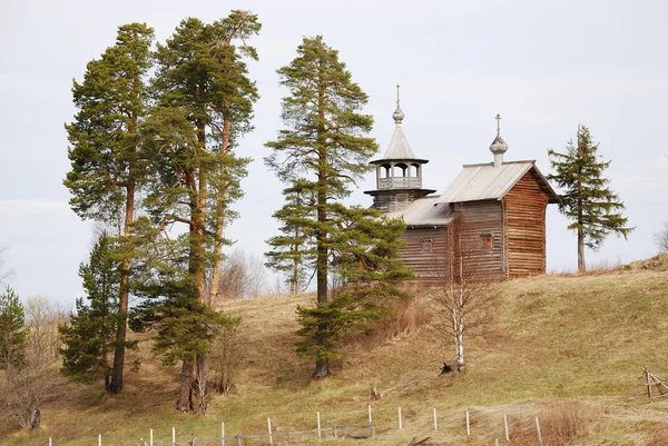 Ortodoxní dřevěný kostel v obci manga, karelia, Rusko — Stock fotografie