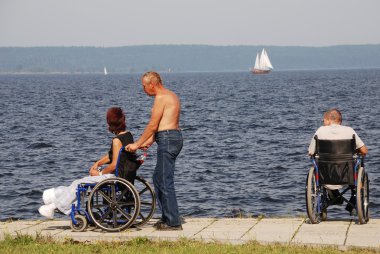 tekerlekli sandalye kullanan dolgu üzerinde devre dışı