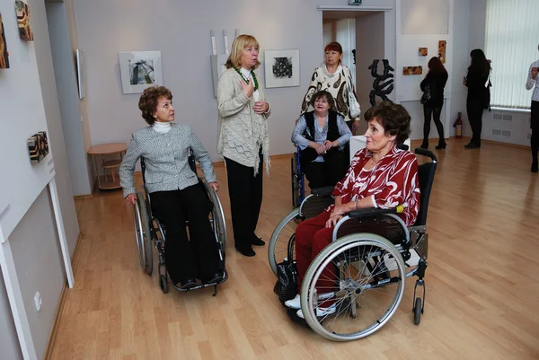 Con discapacidad en una exposición de arte contemporáneo — Stockfoto
