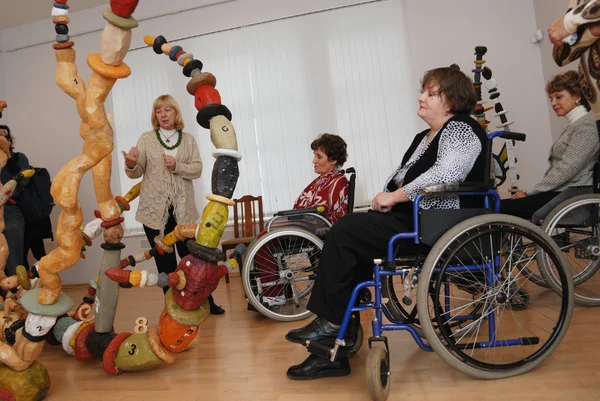 Handicapés lors d'une exposition d'art contemporain — Photo
