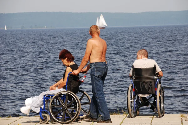 Niepełnosprawnych na wózkach inwalidzkich na wiadukcie — Zdjęcie stockowe
