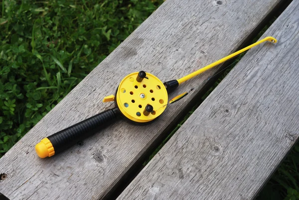黄色のリールの釣りロッド — ストック写真