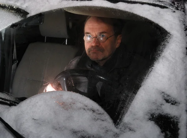 Мужчина водит машину зимой — стоковое фото