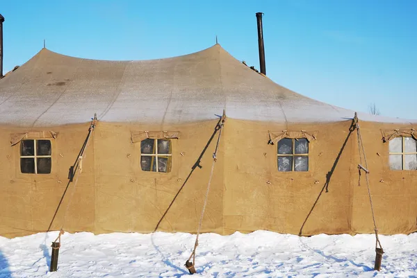 Tente militaire avec fenêtres gelées — Photo