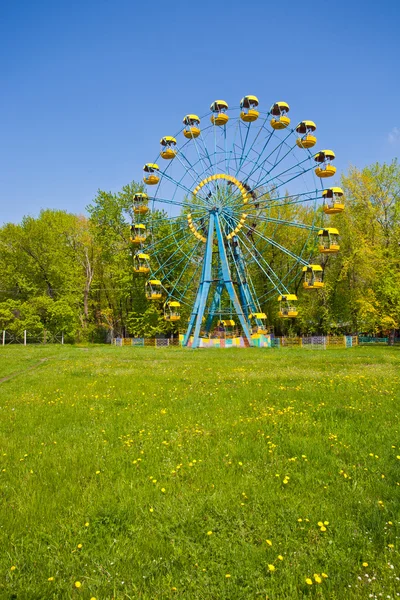 Riesenrad unter blauem Himmel — Stockfoto