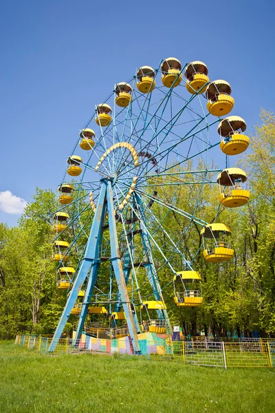 Ferris wheel under blue sky — Stock Photo, Image
