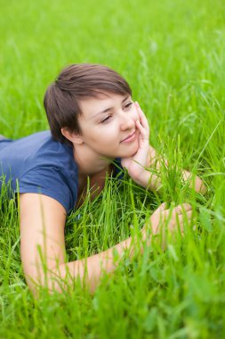 genç kadın yeşil çimenlerin üzerinde rahatlatıcı