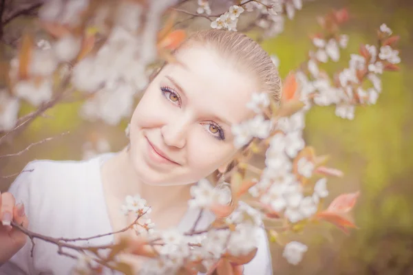 Tavasszal virágzó és a lány — Stock Fotó