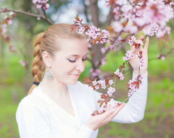 Primavera fioritura e ragazza — Foto Stock