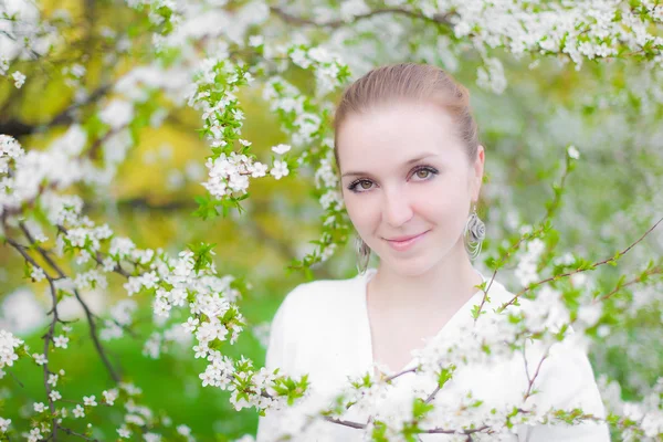Na jaře kvetoucí a dívka — Stock fotografie