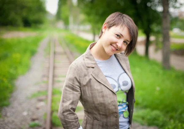 Dívka stojící na železnici — Stock fotografie