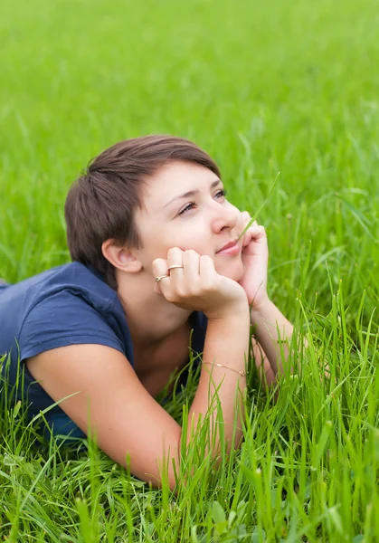 Young Woman relaxing on the green grass — Stock Photo, Image