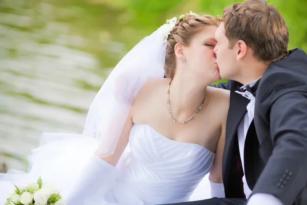 Casal casal beijando no parque — Fotografia de Stock