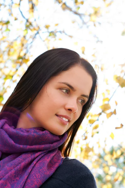 Portré, fiatal, gyönyörű nő a parkban — Stock Fotó