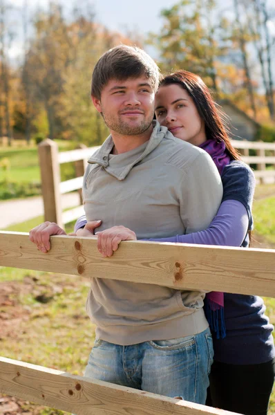 Retrato de um jovem casal no campo — Fotografia de Stock