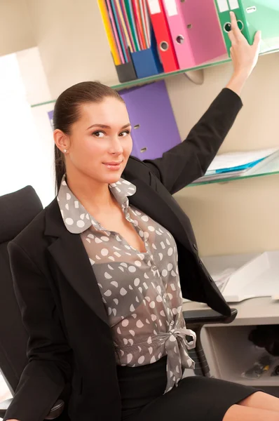 Geschäftsfrau sitzt im Büro — Stockfoto