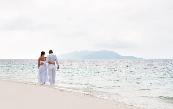 Image de jeune couple romantique ayant une promenade sur la mer sho Photos De Stock Libres De Droits