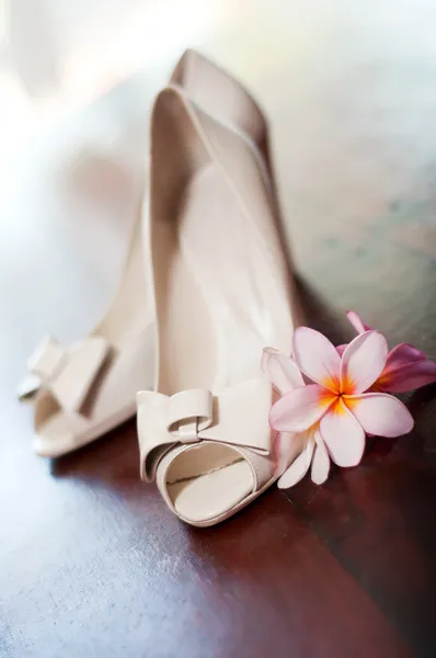 Picture of white wedding shoes with tropical flowers — Stock Photo, Image