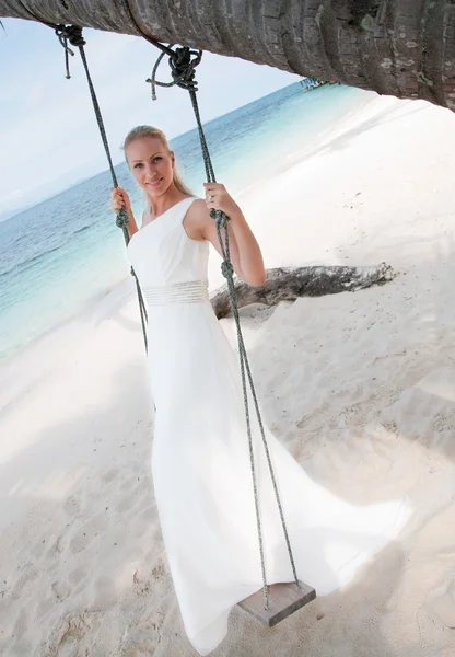 Bella sposa oscillante su sfondo tropicale lato mare — Foto Stock