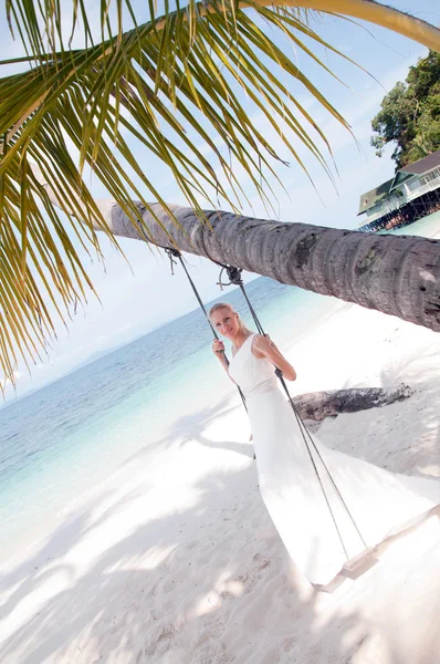 摇摆的热带海侧背景上的美丽新娘 — 图库照片