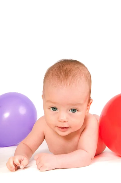 Lindo bebé aislado sobre fondo blanco lleno de globos de colores —  Fotos de Stock