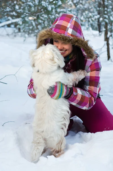 Mujer feliz con perro en el bosque de invierno —  Fotos de Stock