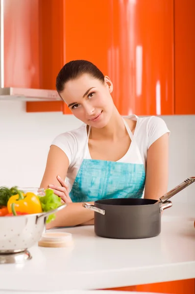 Mutfakta yemek pişiren güzel genç bir kadın. — Stok fotoğraf