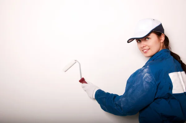 Kvinna måla väggen — Stockfoto