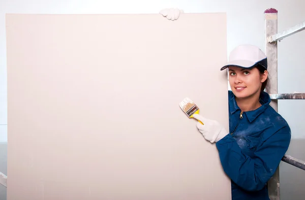 Mulher pintando a parede — Fotografia de Stock