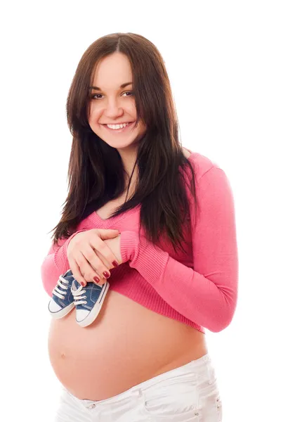 Έγκυος γυναίκα που κρατάει παιδικά παπούτσια — Φωτογραφία Αρχείου