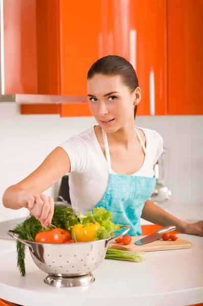 Krásná mladá žena vaření v kuchyni — Stock fotografie