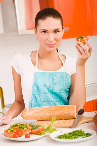 Mulher sorridente atraente preparando sanduíches saudáveis frescos — Fotografia de Stock