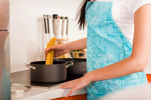 Vacker ung kvinna matlagning i köket — Stockfoto