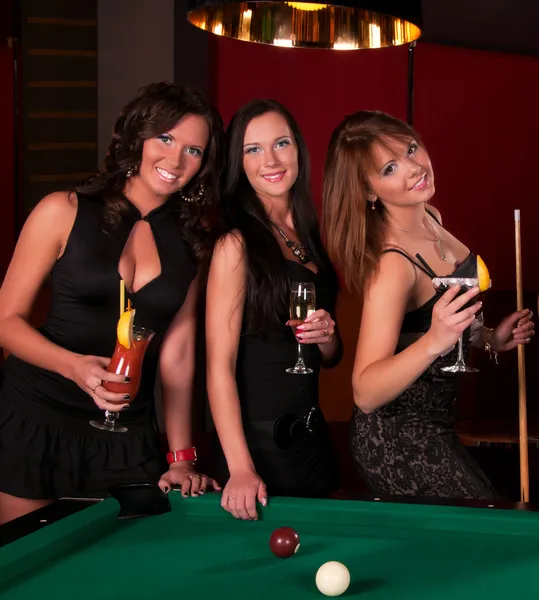 Gruppo di ragazze felici che giocano a biliardo — Foto Stock