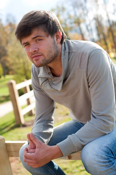 Portrait of young guy in country field — Zdjęcie stockowe