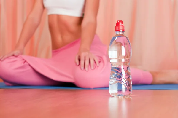 Wasserflasche vor sportlicher Frau — Stockfoto