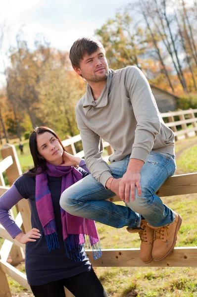 Retrato de um jovem casal no campo — Fotografia de Stock