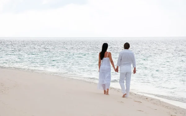 年轻夫妻有行走在海边的图片 — 图库照片