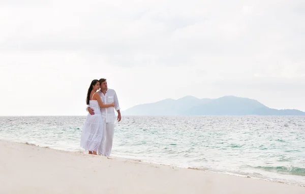 Jeune couple romantique près de la mer — Photo