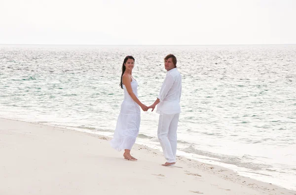 Bild av romantiska ungt par att ha en gå på havet sho — Stockfoto