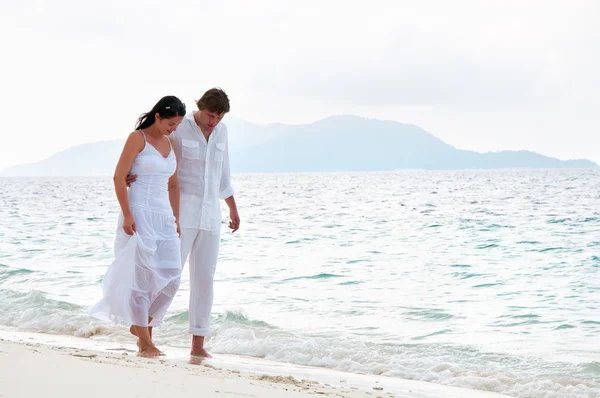 Picture of romantic young couple having a walking on the sea sho — Stock Photo, Image