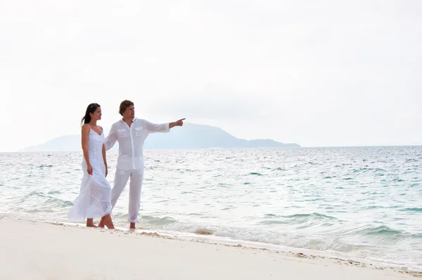 Foto de pareja joven y romántica paseando por el mar sho — Foto de Stock
