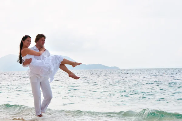 浪漫的年轻夫妻有走在海 sho 的图片 — 图库照片