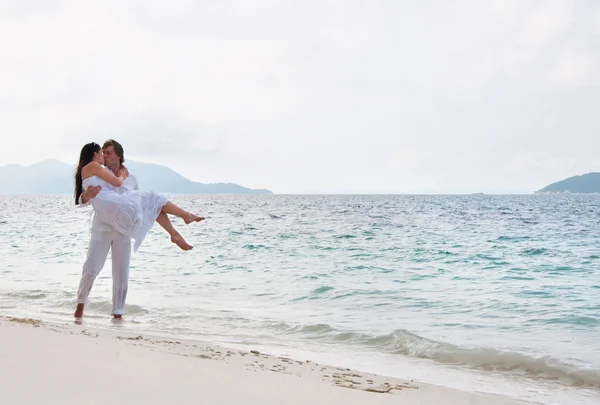 Imagem de casal jovem romântico ter um passeio no mar sho — Fotografia de Stock