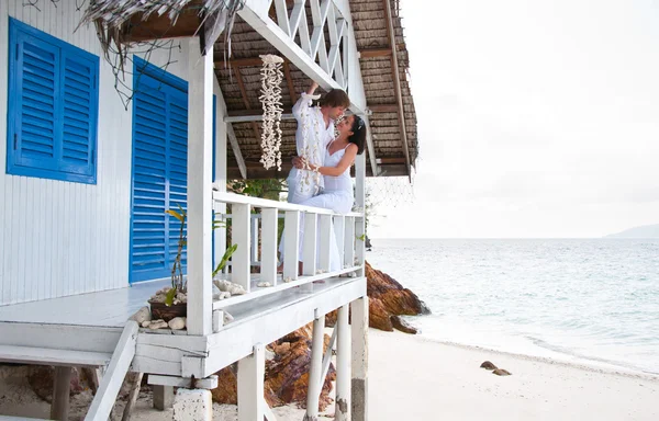 Romantico giovane coppia in tropicale spiaggia casa — Foto Stock