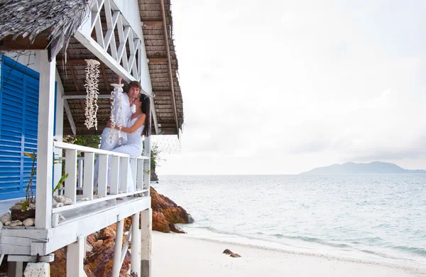 Romântico jovem casal em casa de praia tropical — Fotografia de Stock