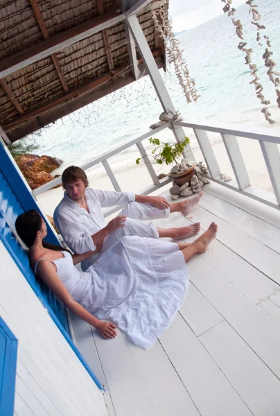 Romântico jovem casal em casa de praia tropical — Fotografia de Stock