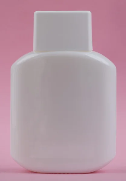 粉红色的背景上的香水瓶 — 图库照片