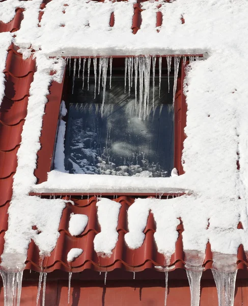 Rampouchy na budování střechy na zimu na den — Stock fotografie