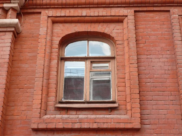 Rød murstensvæg med vindue - Stock-foto